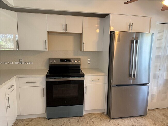 Building Photo - 550 SW 137th Ave