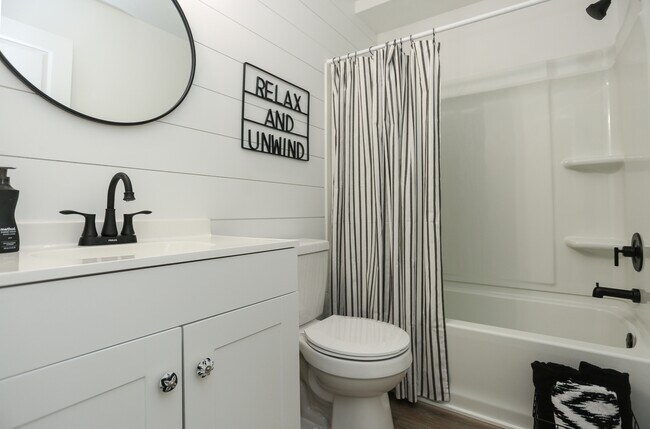 Foto del edificio - Massillon Square, 5001 Massillon Rd, North...