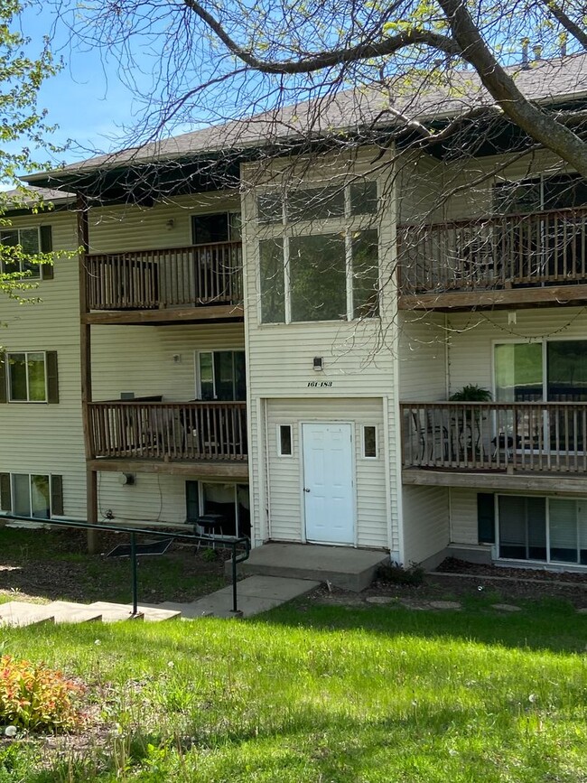 Building Photo - 2 Bedroom 1 Bath Condo on East side of Iow...