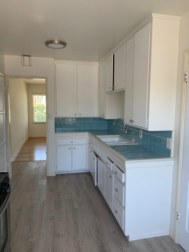 Building Photo - 264 La Verne Ave