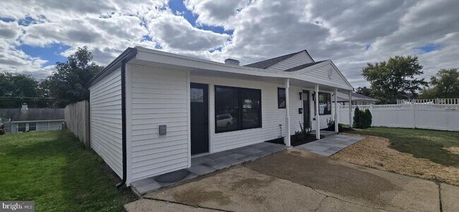 Building Photo - 702 Beaumont Rd