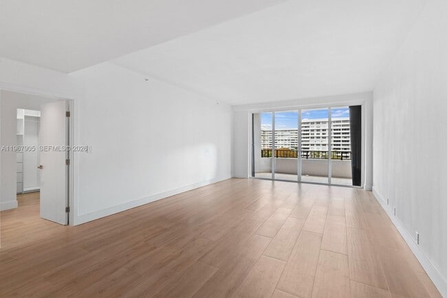 Foto del edificio - 251 Crandon Blvd