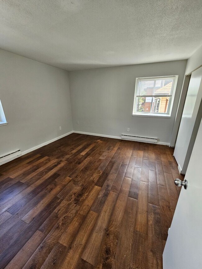 Interior Photo - 498 Norfolk