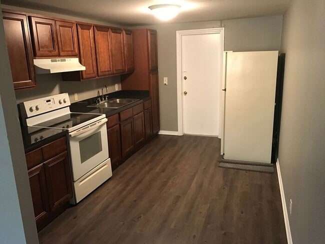 Building Photo - Affordable 2/1 Duplex Available Immediatel...