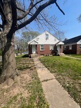 Building Photo - 627 N Tibbs Ave