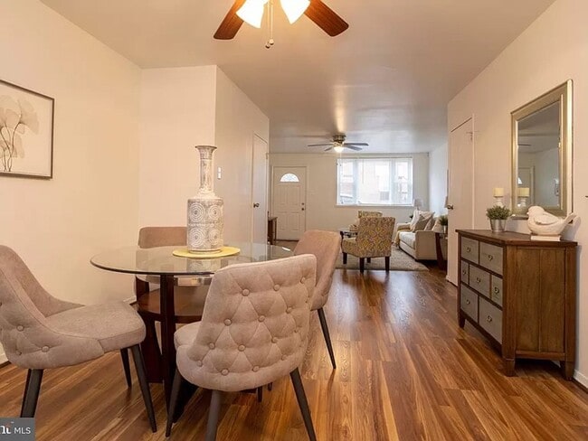 Building Photo - huge, bright 3 bed 1.5 bath with private p...