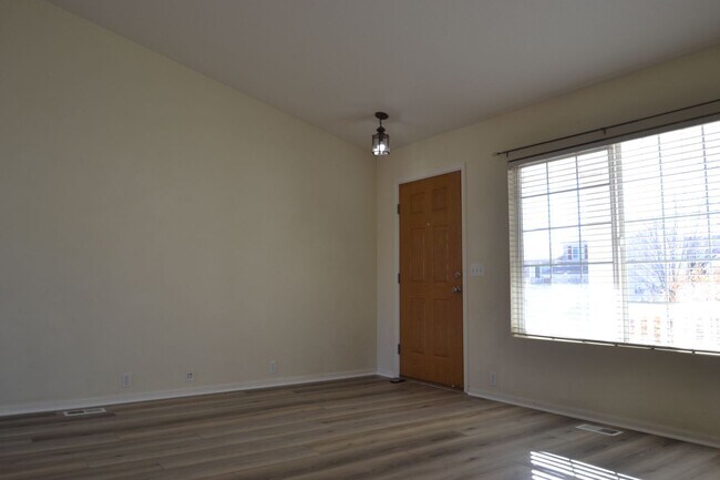 Foto del edificio - 2 Bed 2 Bath Ranch Style Home With Backyard and Newly installed LVP Flooring!! Available Now!