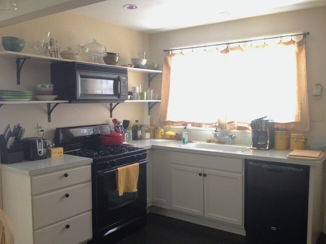 Building Photo - 2171 College St