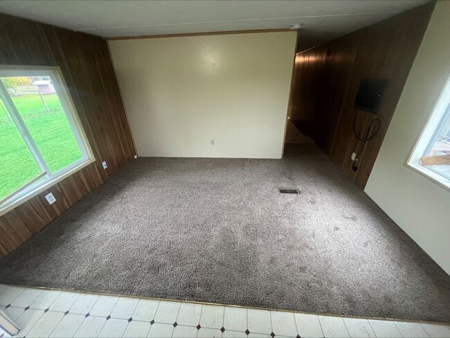 Building Photo - Quiet Home in the Country