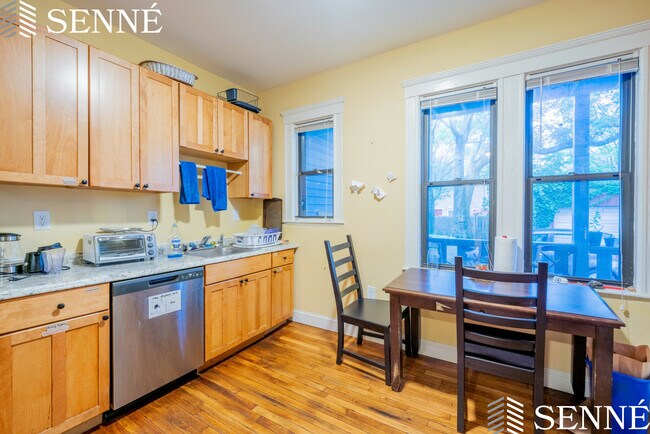 Building Photo - 114 Elm St