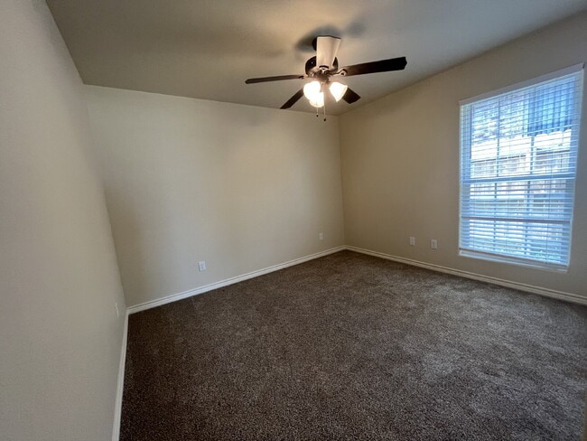 Foto del edificio - "Charming 3-Bedroom Oasis with 2 Full Bath...