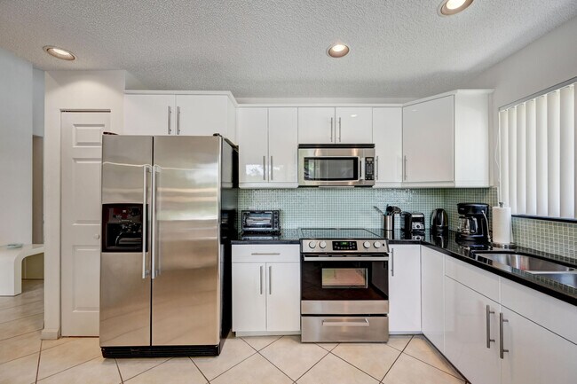 Building Photo - 5670 Coach House Cir