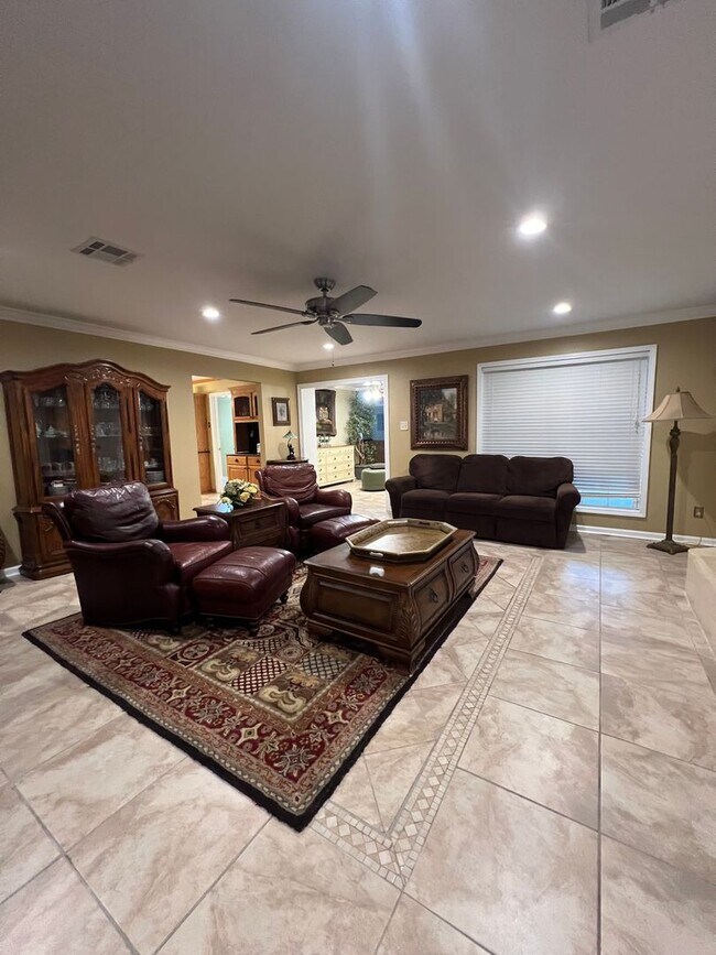 Building Photo - Home for lease