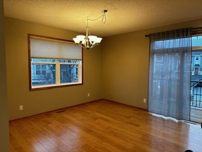 Building Photo - Beautiful End-Unit Cobblestone Lake 3 Bed ...