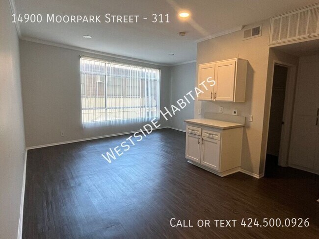 Foto del edificio - 14900 Moorpark St