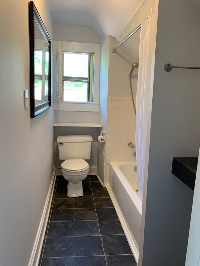 Bath with tub/shower - 3916 Charlotte St