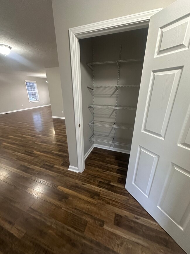 Foto del edificio - 4293 Bristow Rd