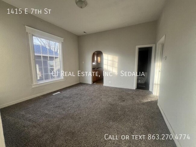 Building Photo - 1415 E 7th St