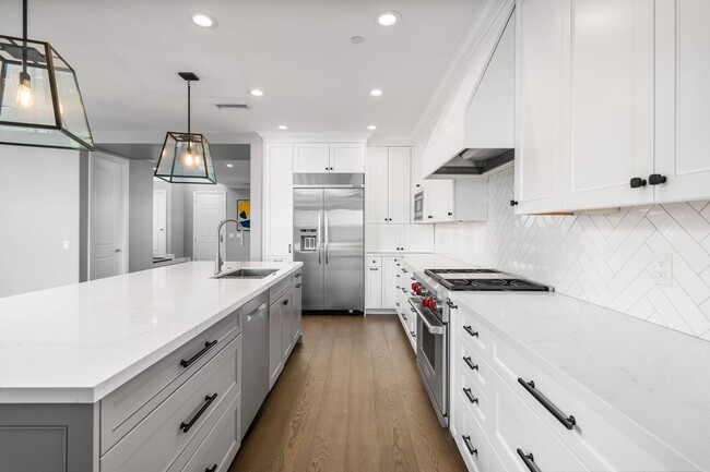 Building Photo - Modern Two Story Home with Huge Primary Be...