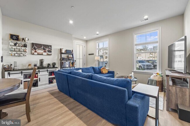 Foto del edificio - This beautiful 3 bed 2.5 bath 2-story condo provides a grand feeling with tall ceilings & over 16...