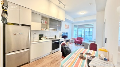 Building Photo - 395 Dundas St W