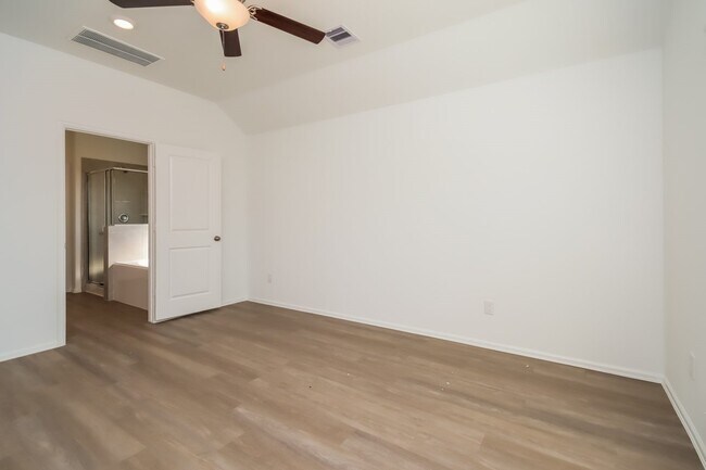 Foto del edificio - 712 Autumn Lake Ln