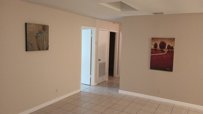 Hermosos pisos de baldosas de fácil mantenimiento. - 2605 Treasure Hills Blvd