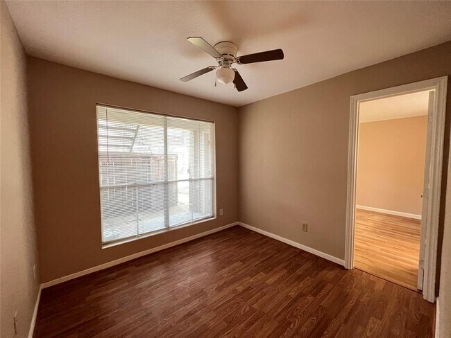 Foto del edificio - 3900 Woodchase Dr