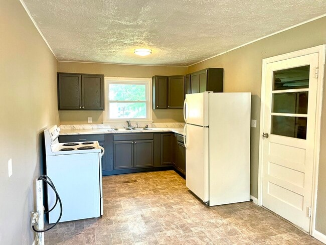 Building Photo - 105 S Iris Dr