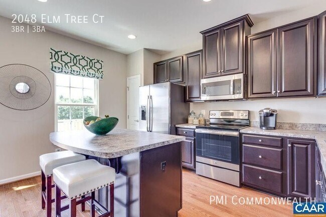 Building Photo - 3 Bed / 2.5+ bath Townhouse (Available 2/1...