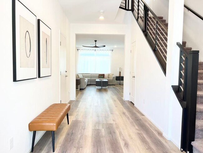 Foto del edificio - Beautiful 3-story home with 4 bedrooms and 3.5 bathrooms
