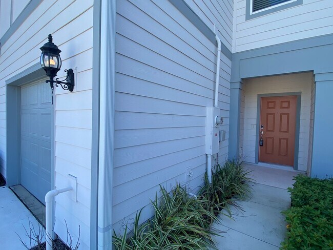 Building Photo - Price Reduced! 3 Bedroom, 2.5 Bath Town Ho...