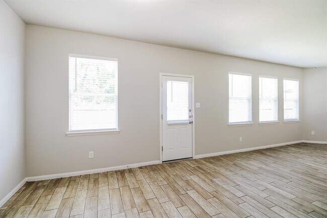 Foto del edificio - 15923 Newport Pl