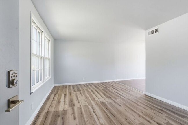 Foto del edificio - Prime Bellevue Location! 3-Bed Townhouse with 1.5 Baths