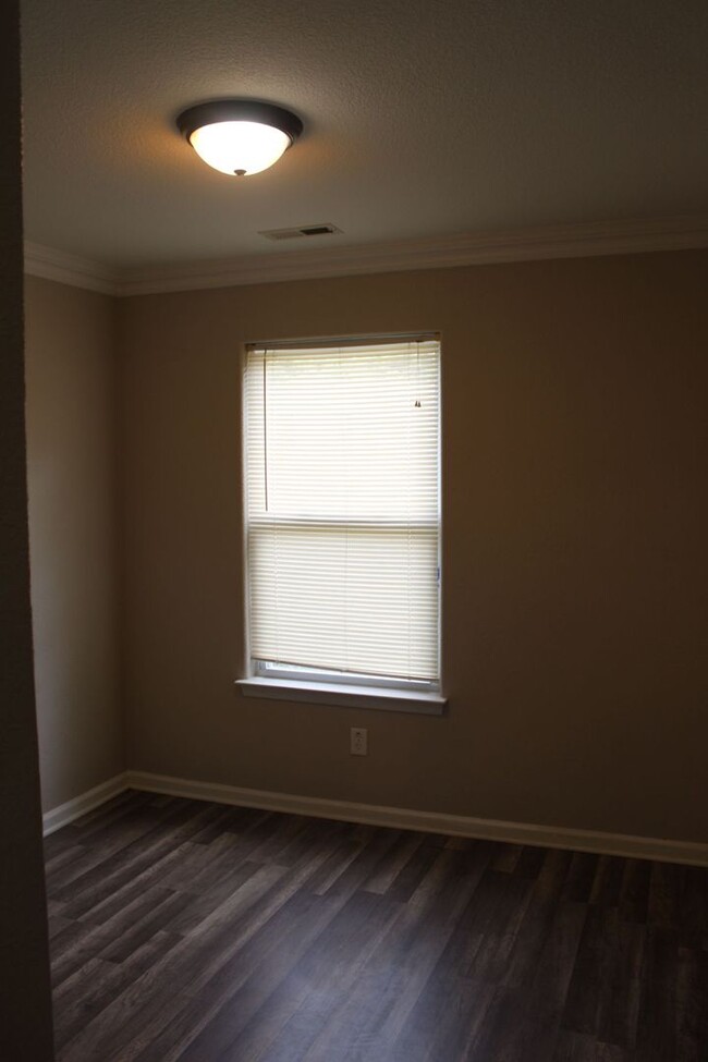 Building Photo - 3-bedroom townhouse close to Chesapeake Sq...