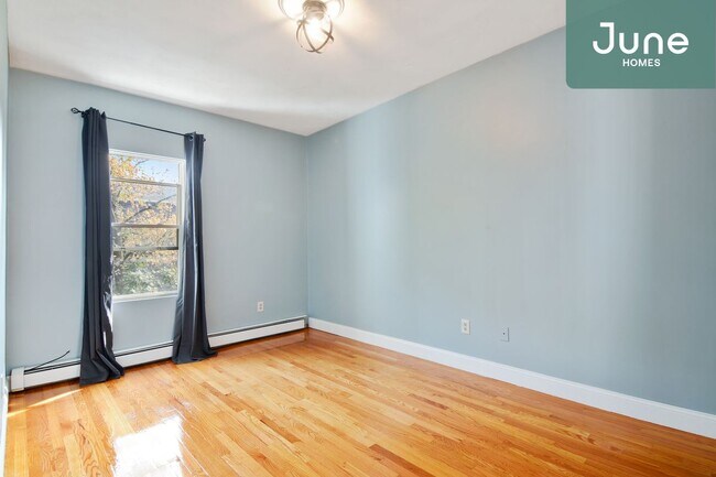 Building Photo - Queen room in 4-bed/2.0-bath Home