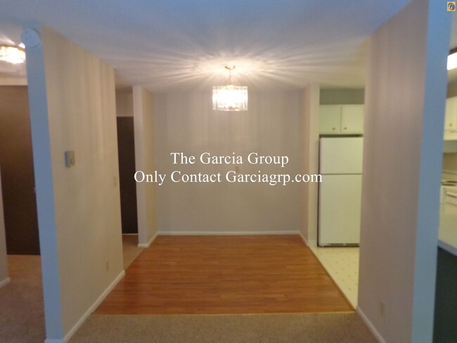 Building Photo - Spacious Vista Hills Condo next to The Ros...