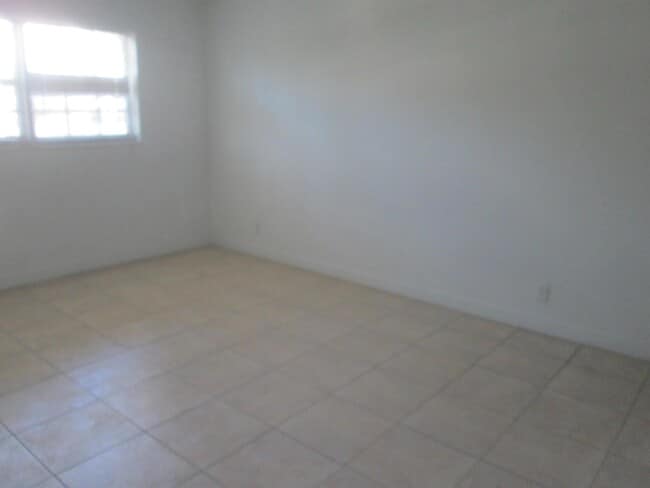 Building Photo - 405 N Cypress Dr