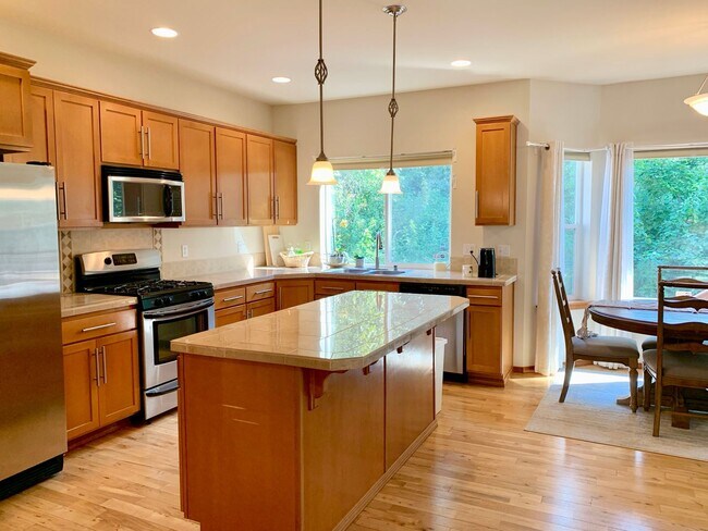 Building Photo - 5 BD home Close to Canyon Park Bothell