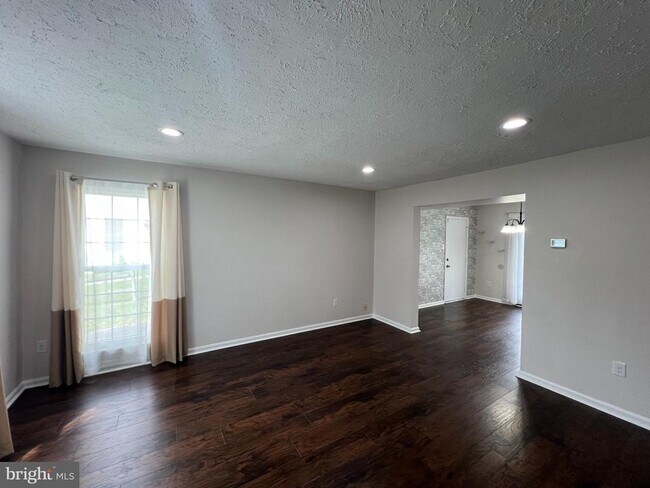 Building Photo - 212 Perrywinkle Ln