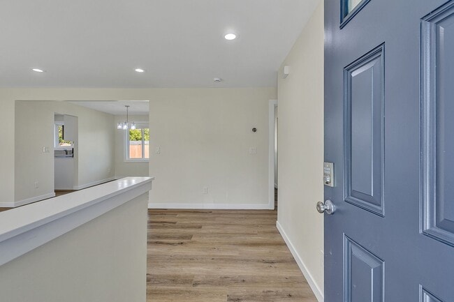 Building Photo - Freshly Remodeled Burien Rambler
