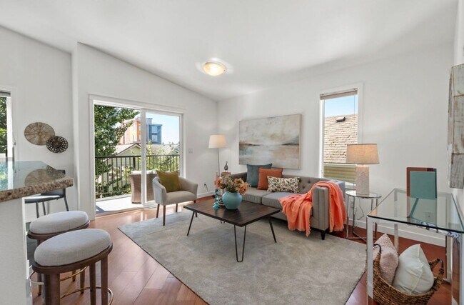 Foto del edificio - Top Floor 2-Bed Condo with Garage Parking