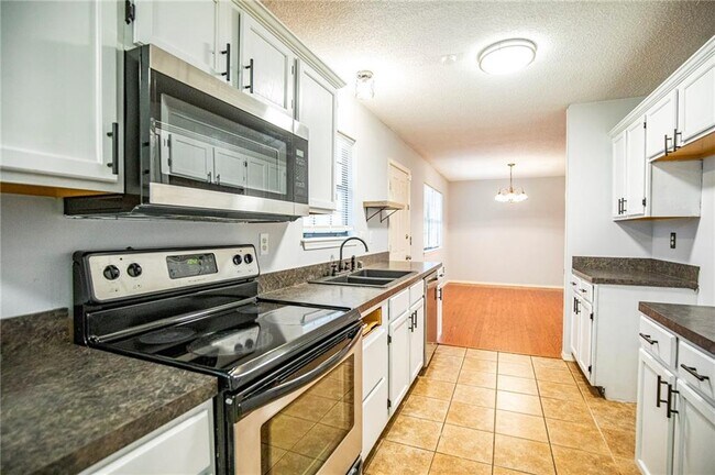 Building Photo - 8 Oak Knoll Ln