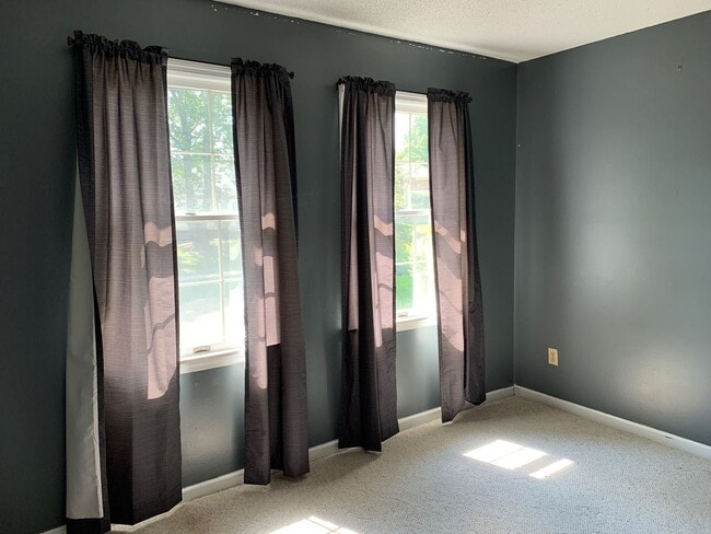 Building Photo - 3 br, 1.5 bath House - 201 Carriage Court