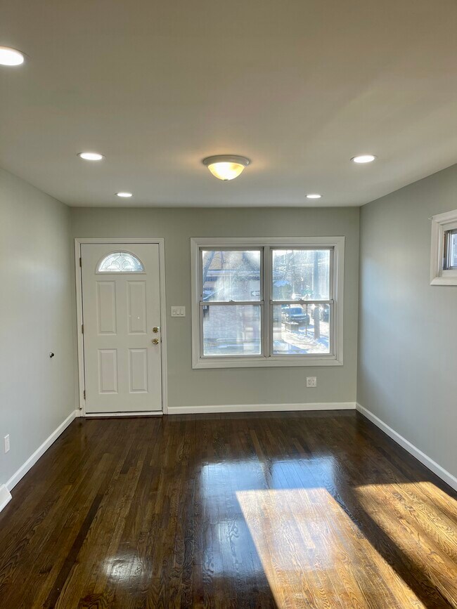 Building Photo - 426 Woodlawn Ave