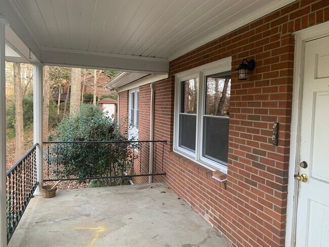 Building Photo - 9 Tree Canopy Ln