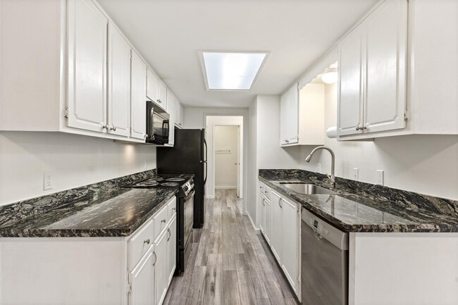 Building Photo - 302 Pleasant St