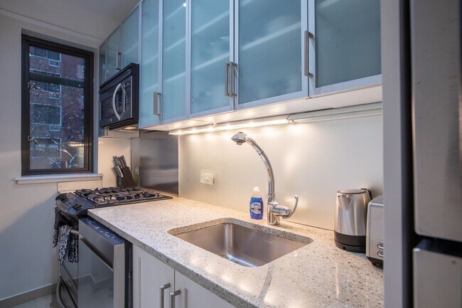 Foto del edificio - 340 EAST 52ND STREET