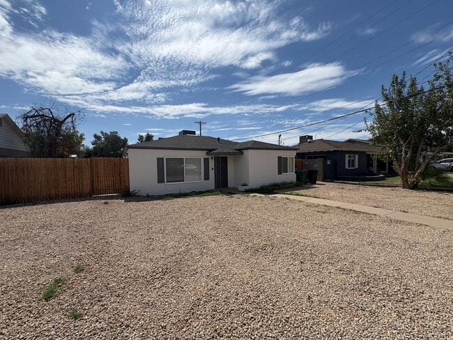 Building Photo - Nice 3 bedroom, 1 bath, plus den!