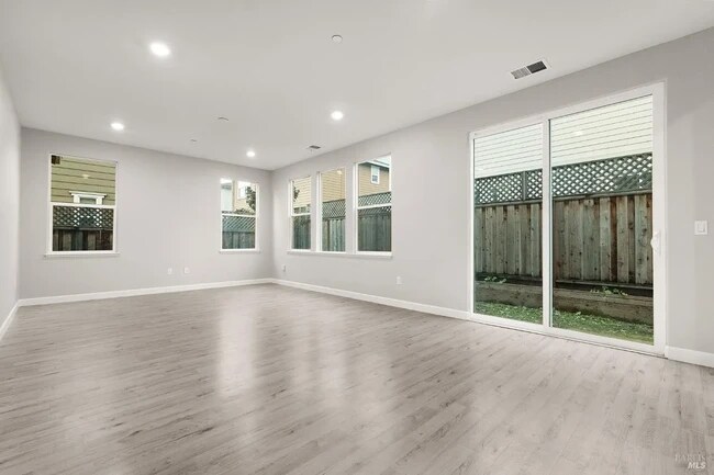 Foto del edificio - 7541 Windward Dr